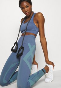 ONLY Play ONPDAISY-2 SEAM BRA  - Sutiã desportivo de suporte médio - bijou blue