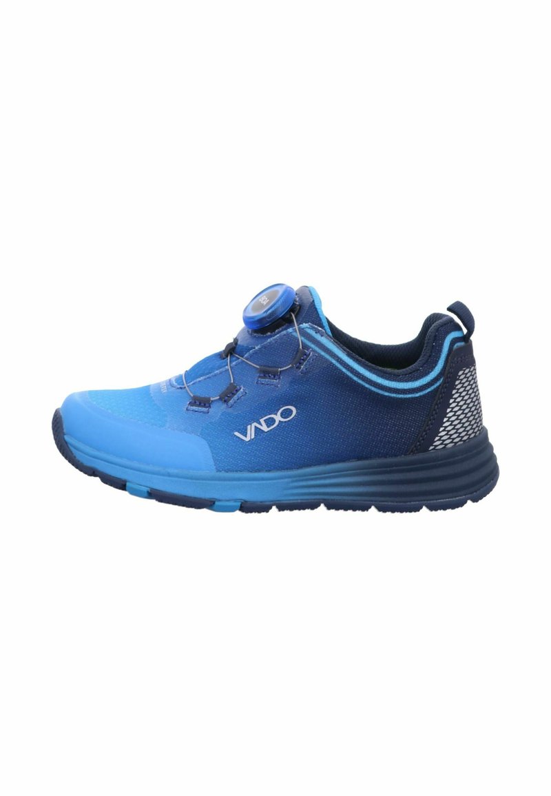 Scarpa da sport blu con parte superiore in rete, sistema di lacci regolabile, suola in gomma texturizzata e un tallone e dettagli in blu navy a contrasto.