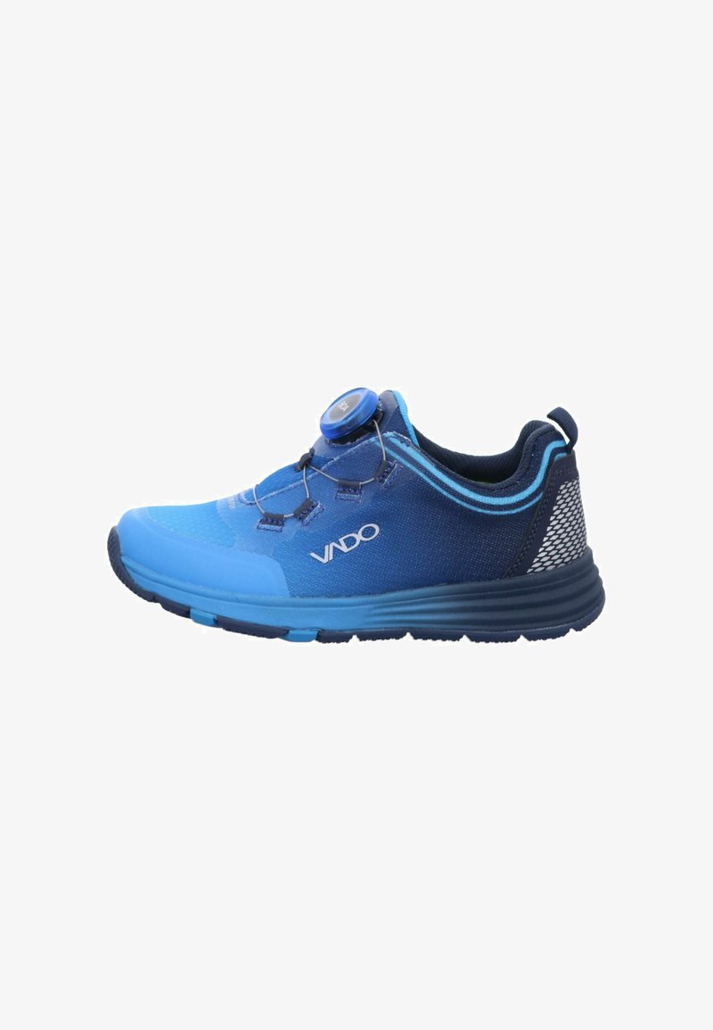 Blauer Sportschuh mit einem Netzobermaterial, verstellbarem Schnürsystem, strukturiertem Gummisohle sowie einer kontrastierenden marineblauen Ferse und Akzenten.