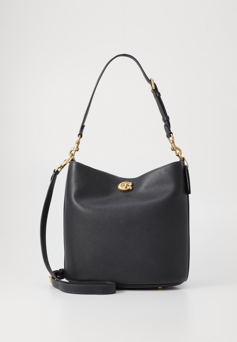 Borsa a tracolla in pelle nera con una texture a granello, accessori in oro e una tracolla corta. Presenta una parte superiore arrotondata e cuciture a contrasto.