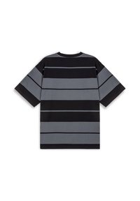 Zwart en grijs gestreept T-shirt met korte mouwen en een ronde hals, met brede horizontale strepen van verschillende breedtes. Zachte stoftextuur.