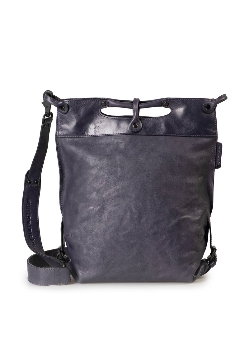 Borsa in pelle viola scuro con una texture liscia, chiusura a cordoncino, tracolla regolabile e manici sagomati frontali. Design semplice e hardware minimale.