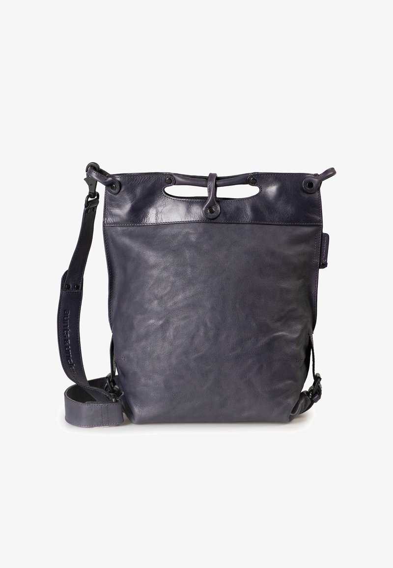 Borsa in pelle viola scuro con una texture liscia, chiusura a cordoncino, tracolla regolabile e manici sagomati frontali. Design semplice e hardware minimale.