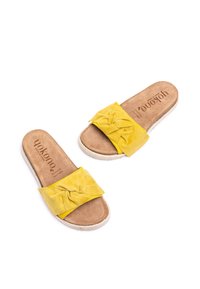 Gelbe Wildleder-Slidesandalen mit einem geknoteten Vorderträger, einer braunen Leder-Innensohle und einer strukturierten Jute-Außensohle.