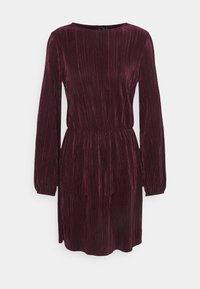 Ein karmesinrotes Kleid aus geripptem Material, mit langen Ärmeln, Rundhalsausschnitt und elastischem Taillenband sowie einem geschichteten Rockdetail.