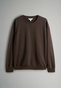 Hnědý svetr s kulatým výstřihem vyrobený z měkké látky, s padlými rameny a žebrovanými manžetami a lemem pro uvolněný střih.