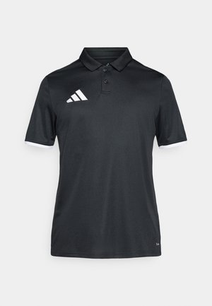 Camiseta tipo polo negra de tela ligera, con cuello, dos botones, puños blancos y un logo de tres rayas blancas en el pecho izquierdo.