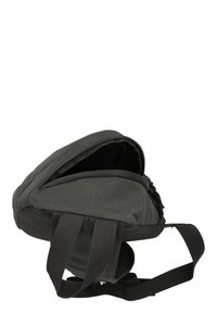 Zaino in tessuto nero con forma curva, dotato di chiusura a zip, spallacci imbottiti e fodera interna morbida. Nessun motivo o hardware visibile.