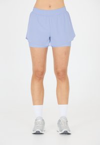 Vaaleansiniset urheilushortsit, joissa on joustava vyötärö. Rento istuvuus ja sileä pinta. Yhdistetty harmaisiin juoksuksiin ja valkoisiin sukkiin.