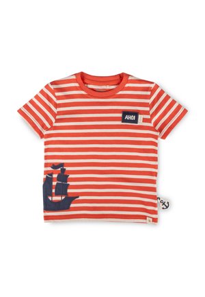 Maglietta a maniche corte a righe rosse e bianche con grafica di nave blu scuro in basso a sinistra e toppa "AHOI" nella parte superiore destra del petto.