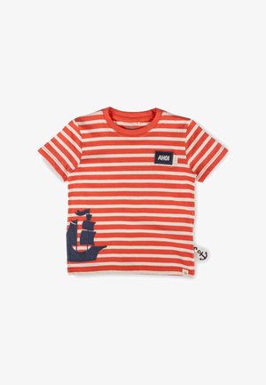 Maglietta a maniche corte a righe rosse e bianche con grafica di nave blu scuro in basso a sinistra e toppa "AHOI" nella parte superiore destra del petto.