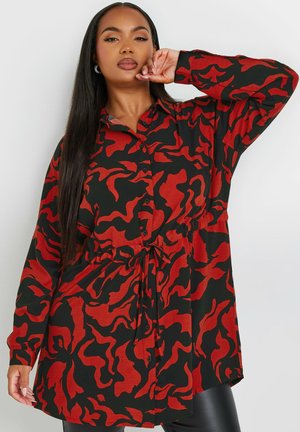 Vestito camicia con motivo rosso e nero, maniche lunghe, chiusura con bottoni e vita cintrata, caratterizzato da una vestibilità morbida e un orlo curvo.