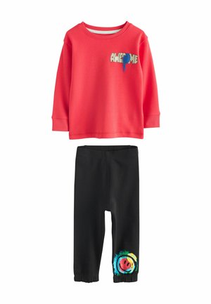 Maglietta rossa a maniche lunghe in cotone con la scritta "AWESOME"; leggings neri in cotone con un motivo rotondo colorato all'orlo. Set di maglione e pantaloni.