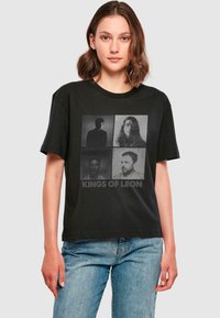 Černé bavlněné tričko s grafickým designem, které obsahuje čtyři černobílé obrázky a text "KINGS OF LEON" ve spodní části.