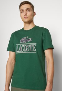 Lacoste UNISEX - Camiseta estampada - vert