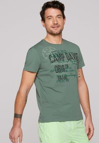 Camp David - RUNDHALS MIT USED-UND PUFFP-DETAILS - Print T-shirt - deep green Thumbnail Image 1