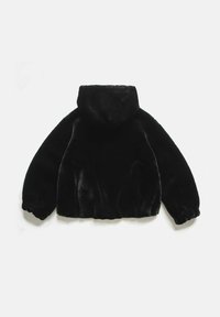 Veste en fausse fourrure noire avec capuche, présentant un design court, des poignets élastiqués et une texture douce. Fini lisse sans matériel visible.
