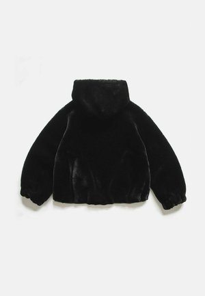 Zwarte nepbont jas met capuchon, met een cropped ontwerp, elastische manchet, en een zachte textuur. Gladde afwerking zonder zichtbare hardware.