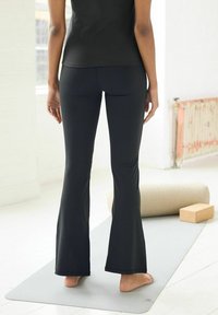 Next RIBBED YOGA - Leggingek - black kickflare