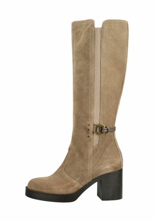 Hoher beiger Wildlederstiefel mit Blockabsatz, seitlichem Schnallenriemen und elastischem Einsatz am Schaft zur Passformanpassung.