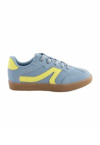 Blaue Wildledersneakers mit gelben Akzenten, strukturiertem Gummisohle und grauen Schnürsenkeln. Schlankes Design, abgerundete Zehenpartie und niedriger Schnitt.