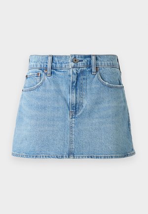 Μίνι φούστα από ανοιχτό μπλε τζιν με κούμπωμα με κουμπιά στο μπροστινό μέρος, θηλιές για ζώνη και μπροστινές τσέπες, σε απλό φόντο.