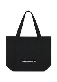 Czarna torba na ramię wykonana z trwałego materiału, z dwiema długimi rączkami i białym logo z przodu. Prostokątny kształt z wyraźnie zarysowanym designem.