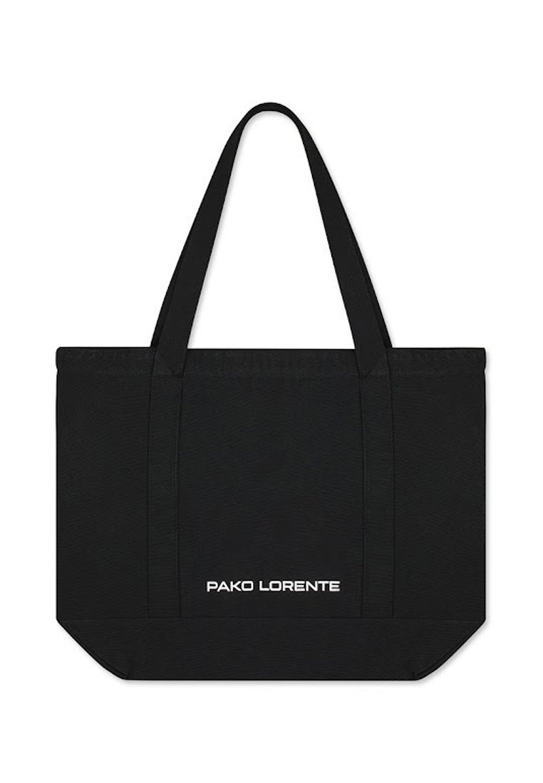 Czarna torba na ramię wykonana z trwałego materiału, z dwiema długimi rączkami i białym logo z przodu. Prostokątny kształt z wyraźnie zarysowanym designem.