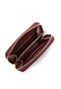 Bordeaux leren portemonnee met een textuurafwerking, gouden ritssluiting en twee interieurcompartimenten bekleed met tan stof.