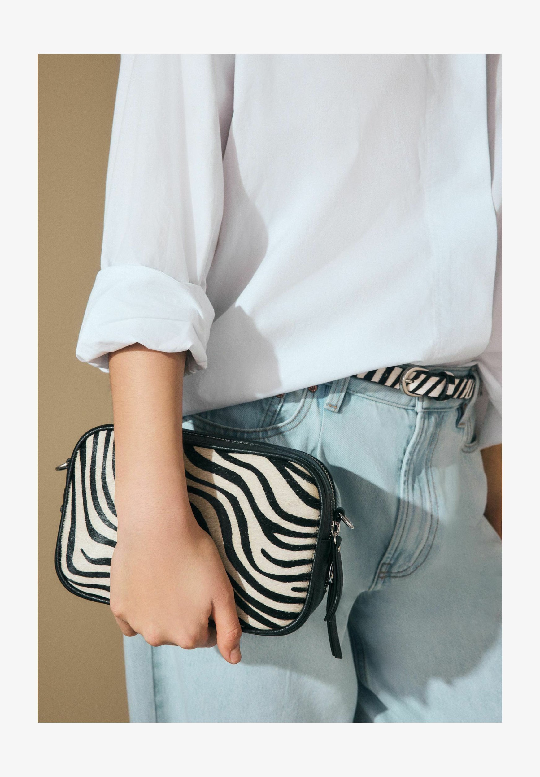 Zebra Foldie Borsa A Tracolla Antifurto | Nylon Ad Alta Densità | Leggera Con Tasche Laterali | Unisex, Taglia Unica
