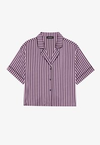 Skračená košeľa na gombíky s krátkymi rukávmi, ktorá má fialové a svetloružové vertikálne pruhy a kontrastný golier a légu.