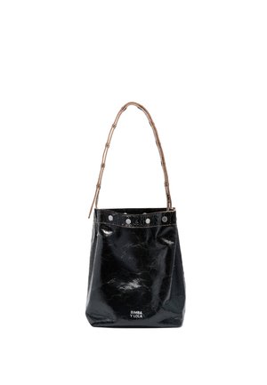 Sac en cuir noir brillant avec une finition texturée, rehaussé de clous en argent sur le dessus et d'une anse tressée marron.