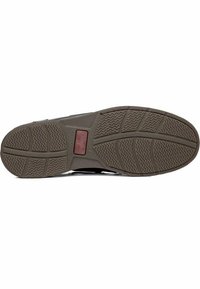 Suela de zapatilla negra con una superficie de goma texturizada. Presenta patrones surcados para tracción y un detalle de logo rectangular en rojo.