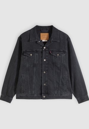 Veste en denim noir avec fermeture à boutons, deux poches poitrine, poches latérales et texture côtelée verticale. Patch en cuir à l'intérieur du col.