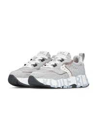 Sneakers grigi con upper in rete testurizzata, lacci bianchi e una suola robusta con accenti in bianco e nero con il testo "VOILE BLANCHE."