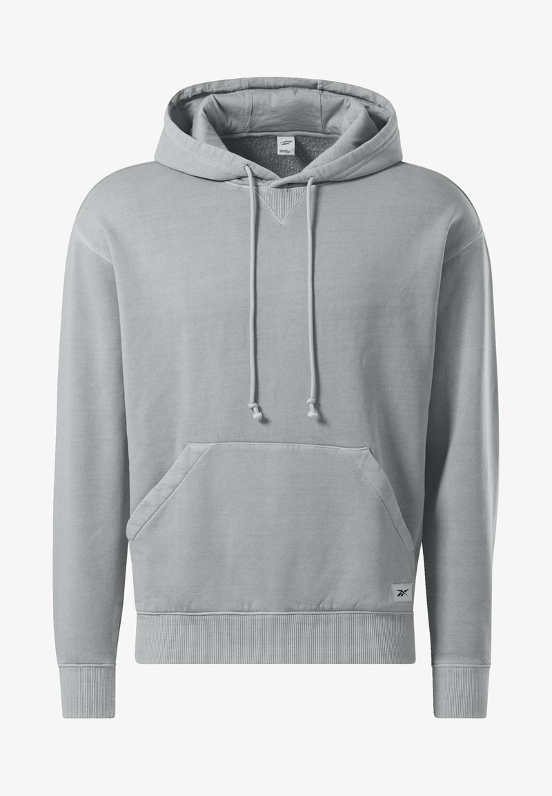 Světle šedá mikina s kapucí vyrobená z měkké látky. Obsahuje stahovací kapuci, klokaní kapsu, žebrované manžety a lem. Ozdobný trojúhelníkový detail na přední straně.