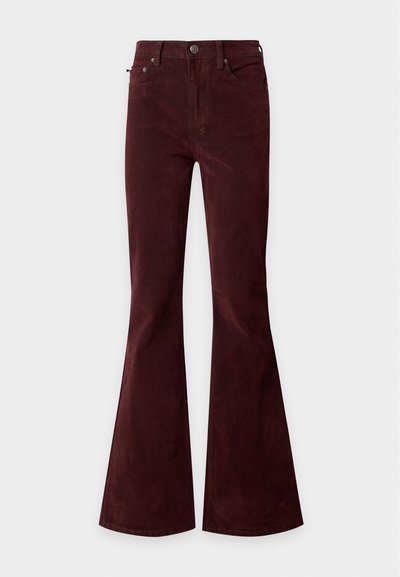 Pantalon en velours côtelé rouge foncé à taille haute et jambes évasées, avec poches avant et fermeture par boutons.