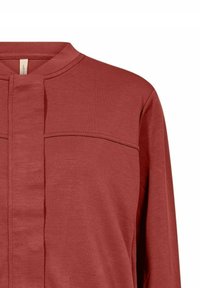 Rode lange mouwen shirt met een ronde halslijn, textuurstof en contrasterende paneeldetails aan de voorkant.