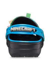 Minecraft-thema klompen met een zwarte basis, heldere blauwe hielband en groene bovenkant; extra decoratieve details bovenop.