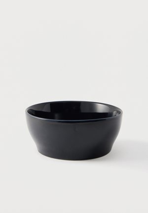 Błyszcząca czarna ceramiczna miska o gładkim, zaokrąglonym kształcie, pokazana pusta na białym tle.