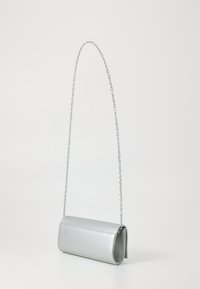 Silberne metallische Clutch-Tasche mit glatter Textur, rechteckiger Form und einer Kettenriemen. Sie verfügt über einen Reißverschluss und keine sichtbaren Verzierungen.