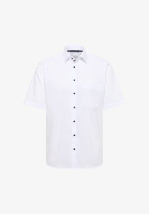 Wit overhemd met korte mouwen, zwarte knopen en een borstzak, weergegeven op een effen witte achtergrond.