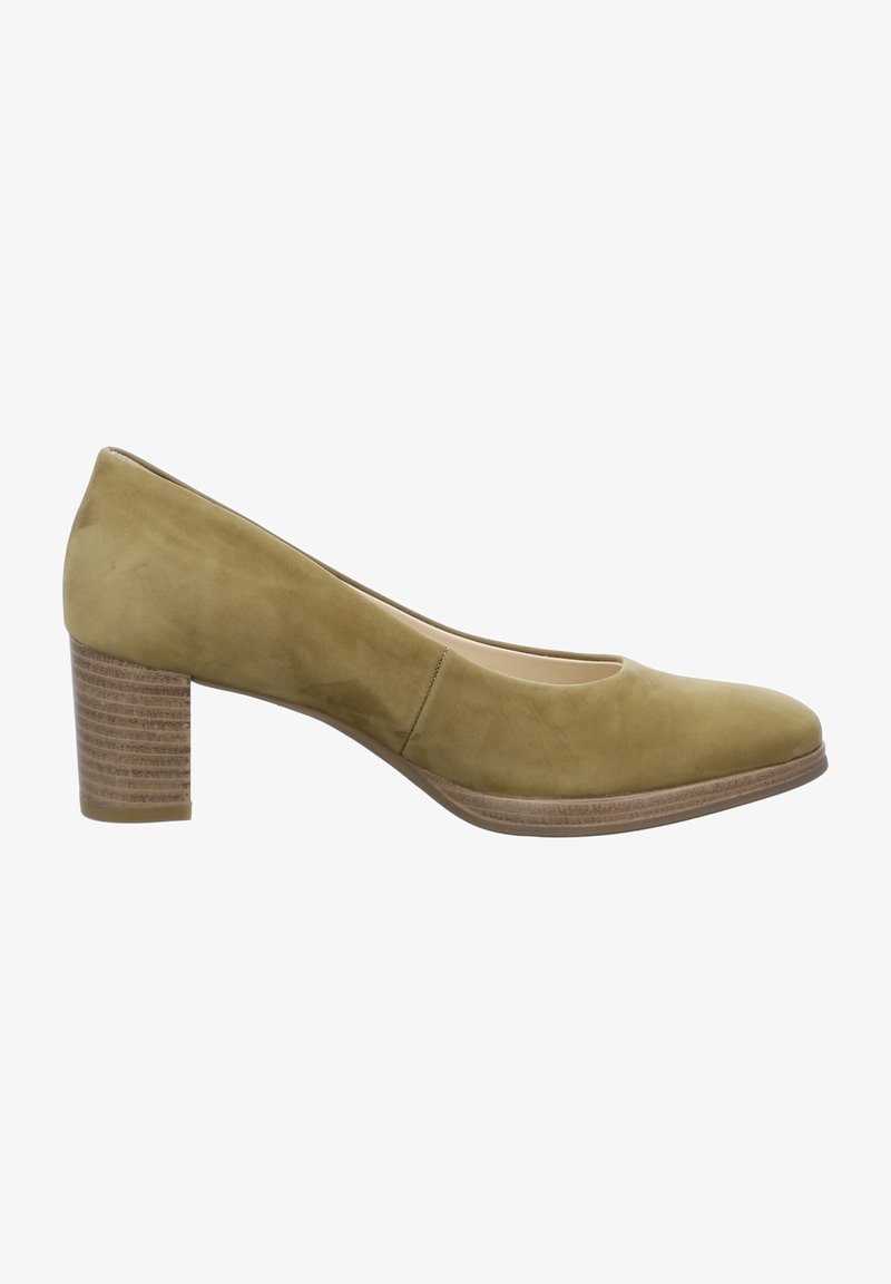 Escarpin en daim vert avec un bout arrondi et un talon en bois superposé. Texture lisse avec une coupe basse et des détails de couture minimaux.
