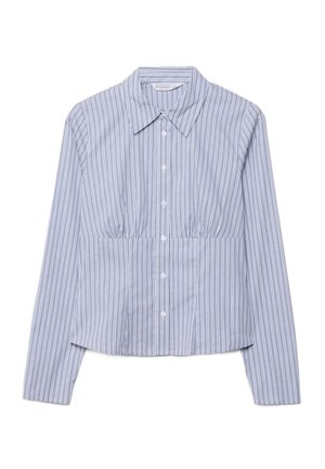 Niebiesko-biała koszula w pionowe paski z długim rękawem, zapinana na guziki, z ostrym kołnierzykiem i lekko marszczonym detalem w talii.