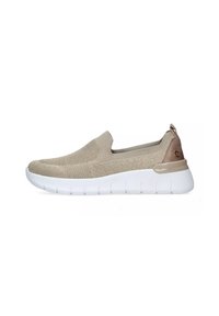 Scarpa beige slip-on con tomaia in maglia testurizzata, suola bianca flessibile e dettaglio in bronzo sul tallone. Presenta una punta arrotondata e pannelli elasticizzati laterali.
