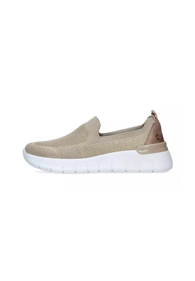 Scarpa beige slip-on con tomaia in maglia testurizzata, suola bianca flessibile e dettaglio in bronzo sul tallone. Presenta una punta arrotondata e pannelli elasticizzati laterali.
