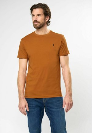 Herren T-Shirt mit kurzem Arm in rostorange, aus einem weichen Stoff gefertigt, mit Rundhalsausschnitt und kleinem schwarzen Logo auf der Brust.