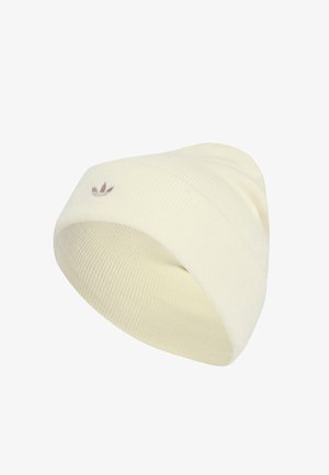 Gorro de malha em creme, com textura canelada, apresentando um pequeno logótipo castanho na frente. Tecido suave e flexível para conforto.