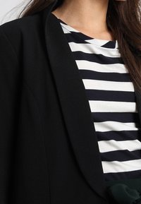 ONLY Petite Abrigo corto - black