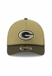 Khakifarbene Baseballmütze mit runder Krone, die auf der Vorderseite ein schwarzes und graues "G"-Logo sowie einen dunkelbraunen Schirm aufweist.